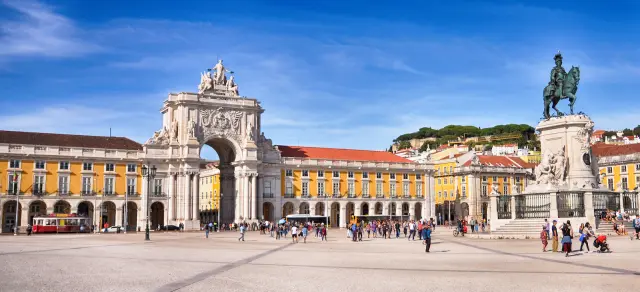 Lisbon Arch Plaza